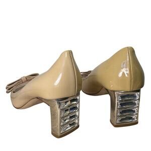 Miu Miu Jeweled Pumps 35 Beige Patent Leather Bow Casual Peep Toe Block Heel